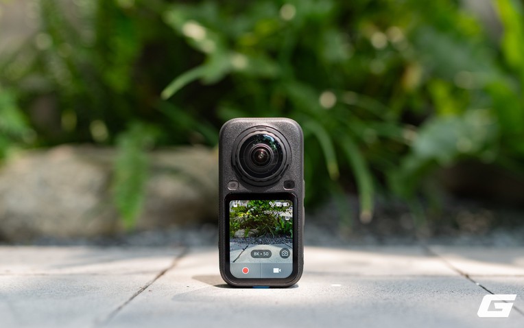 Insta360 X6 màu trắng đặt trong bối cảnh sử dụng ngoài trời