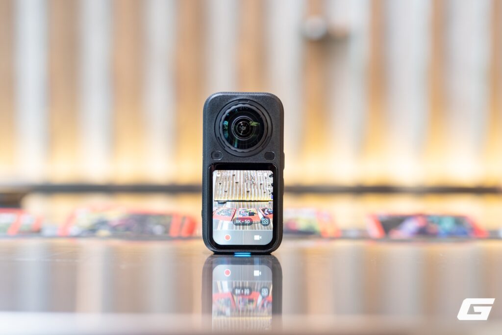 Màn hình OLED của Insta360 X6 hiển thị giao diện điều khiển