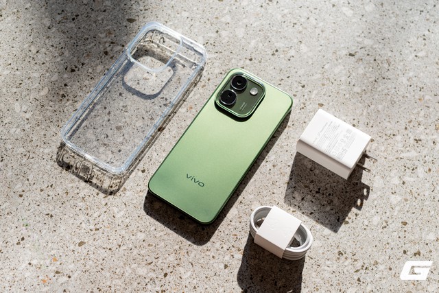 Mặt lưng vivo V80 Lite 5G và cụm camera Floating Crystal