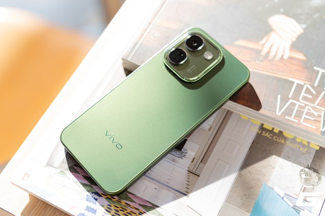 Cạnh bên vivo V80 Lite 5G với khung máy bo gọn