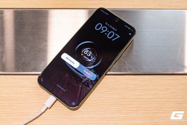 Cổng USB-C và phần đáy thân máy vivo V80 Lite 5G