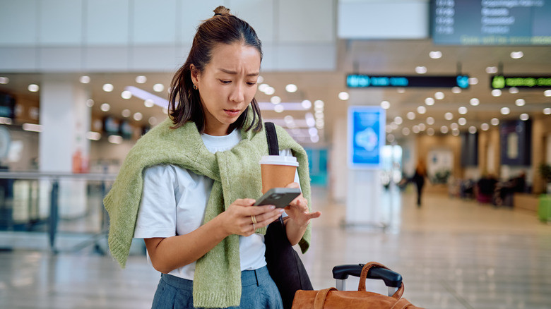 Màn hình thiết bị hiển thị danh sách mạng Wi-Fi gần sân bay