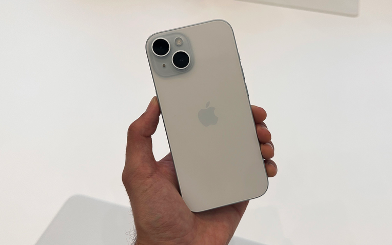 iPhone 15 được trưng bày trong bối cảnh bán lẻ smartphone