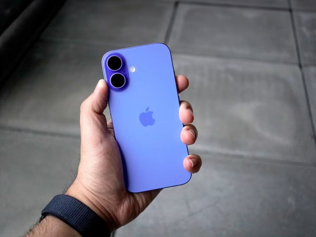iPhone 13 Pro Max với màn hình lớn và cụm ba camera