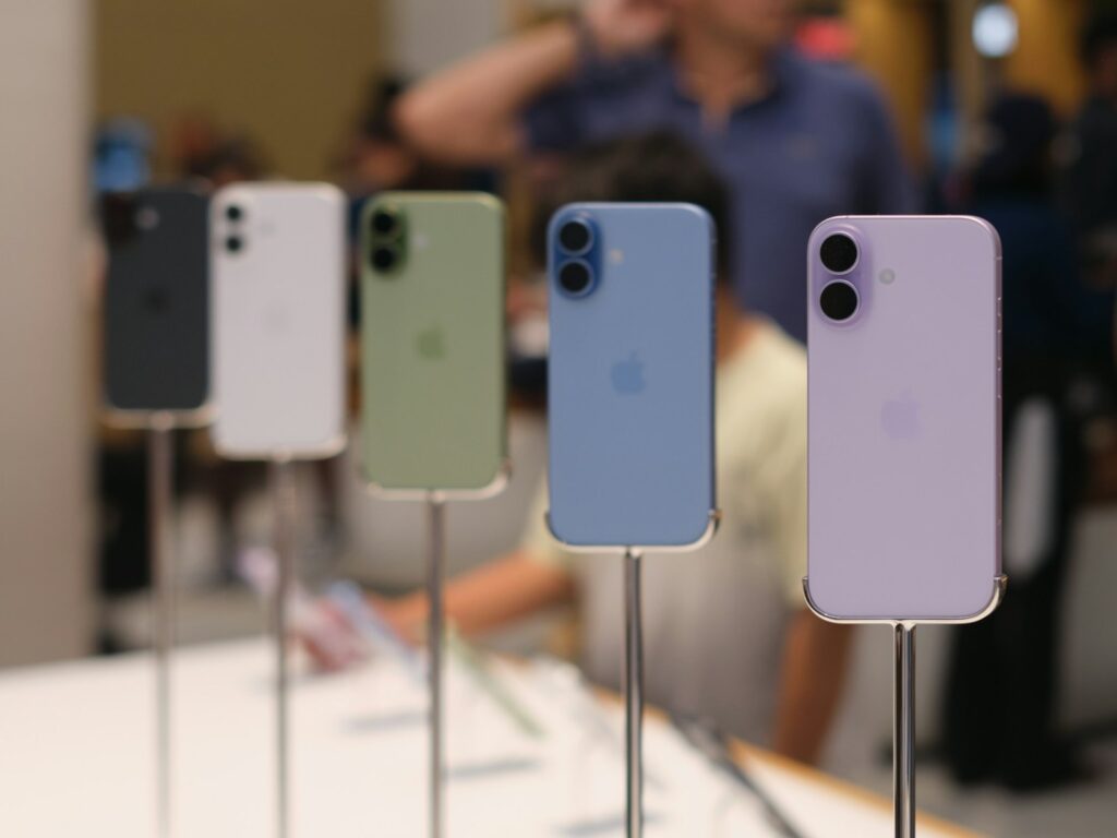 iPhone Duo màn hình gập được giới thiệu bên cạnh các mẫu iPhone Pro