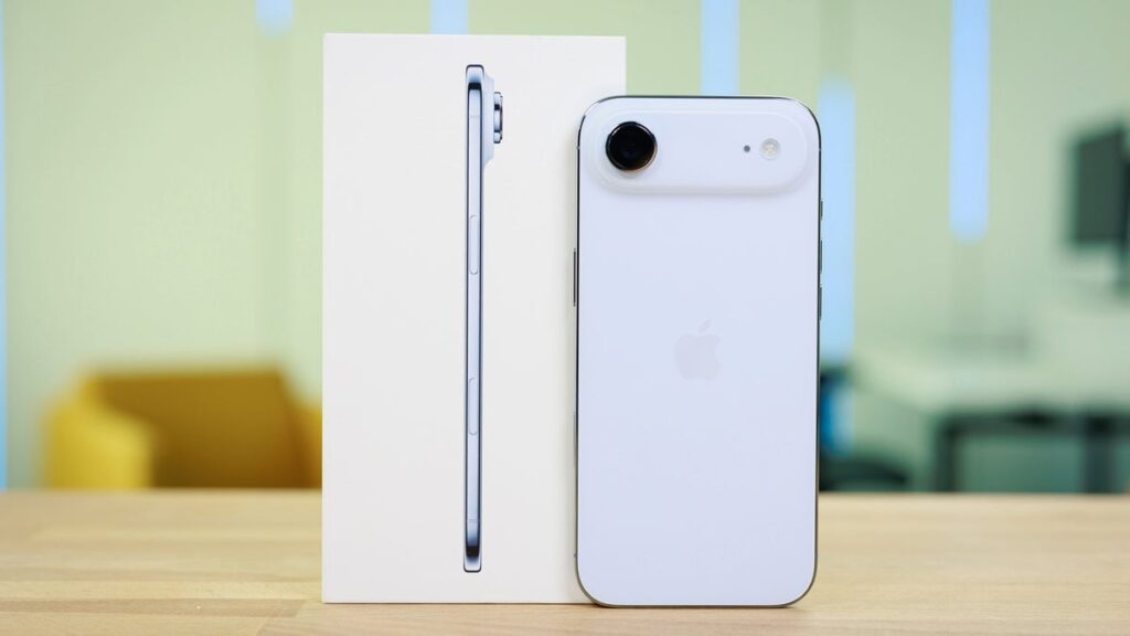 Dãy iPhone với nhiều phiên bản và mức giá khác nhau