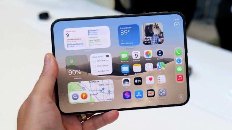 Cận cảnh nếp gấp và bản lề trên thân iPhone Duo