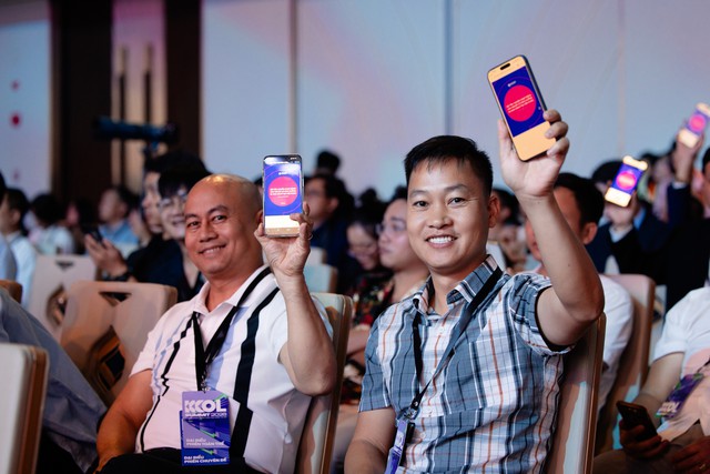 Nhiều điện thoại hướng về mã QR để ký cam kết niềm tin số