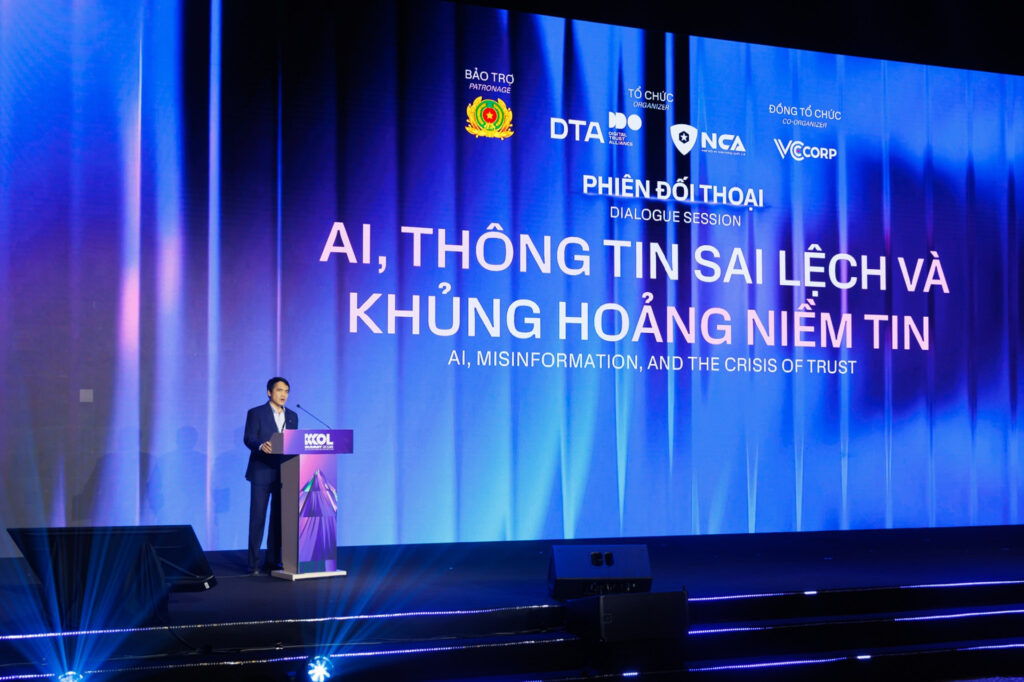 Diễn giả trình bày ba yếu tố dẫn đến khủng hoảng niềm tin trên không gian mạng