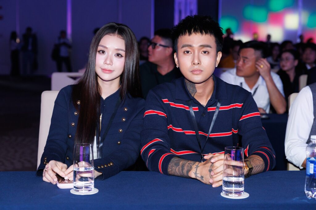 Đạt G và Cindy Lư sánh bước trước khu vực thảm đỏ