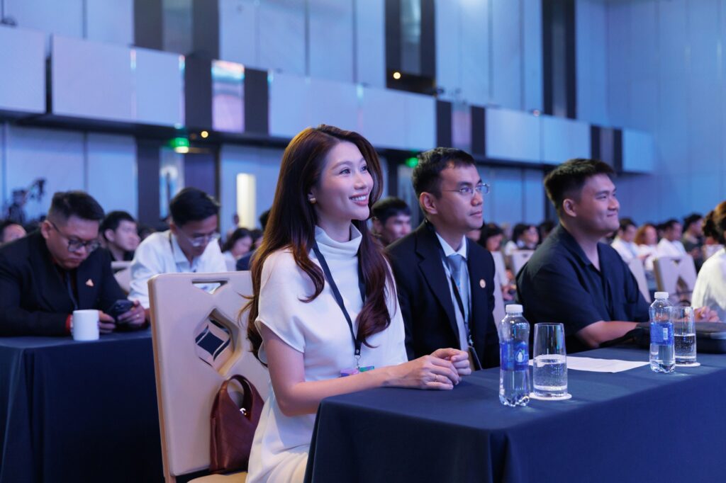Diễn viên Lê Phương rạng rỡ trong bộ trang phục trắng