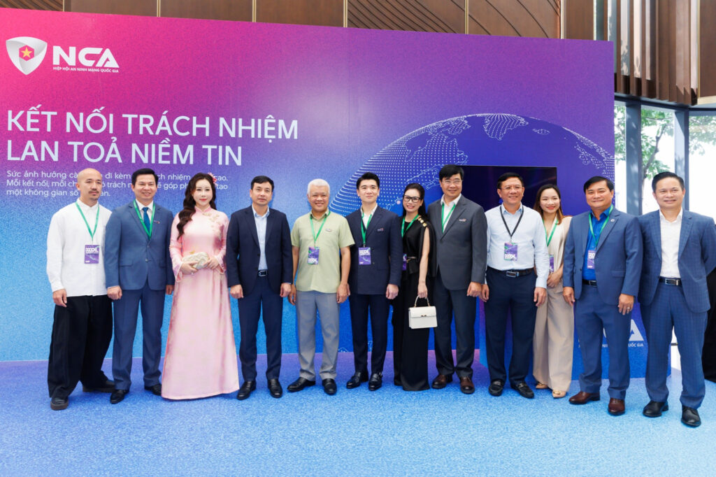Không gian Digital Trust Zone với các booth trải nghiệm tại sự kiện