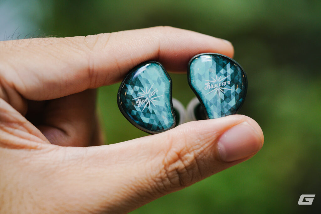 Tai nghe Kiwi Ears Stardust được đặt trong hộp đựng dạng vải