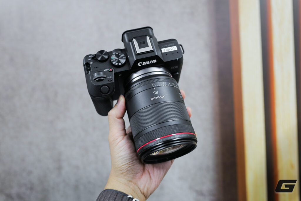 Máy ảnh Canon kết hợp với ống kính zoom nhỏ gọn
