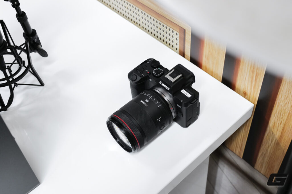 Mặt trước thân máy Canon EOS R8 Mark II và ngàm ống kính RF