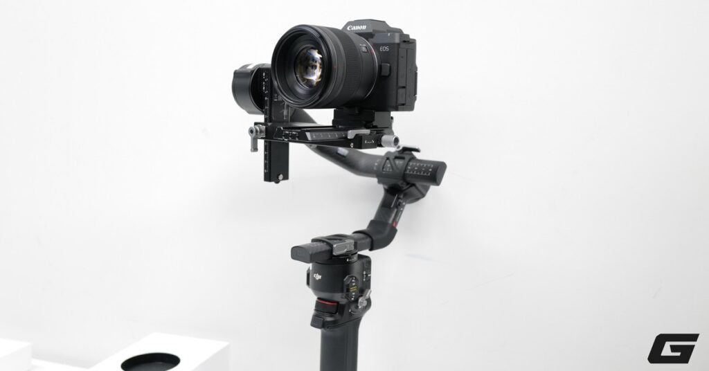 Canon EOS R8 Mark II với thiết kế góc cạnh đặt trên bàn