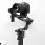 Canon EOS R8 Mark II với thiết kế góc cạnh đặt trên bàn