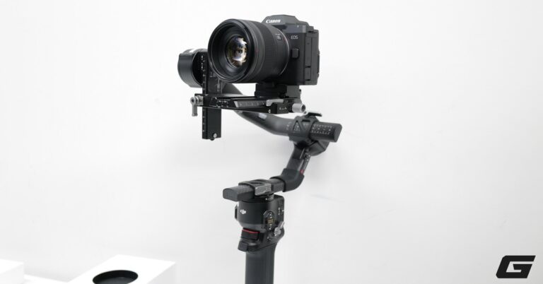 Canon EOS R8 Mark II với thiết kế góc cạnh đặt trên bàn