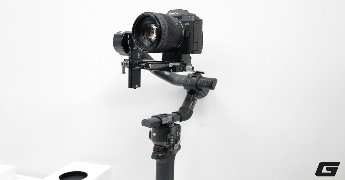 Canon EOS R8 Mark II với thiết kế góc cạnh đặt trên bàn