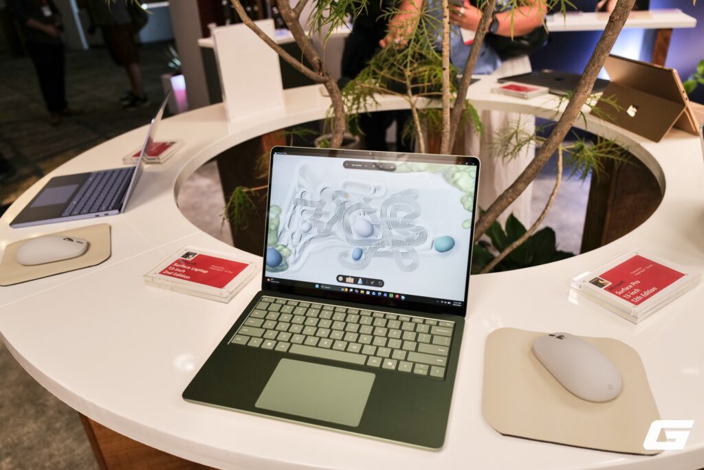 Người dùng phác thảo ý tưởng trên Surface Pro bằng bút cảm ứng