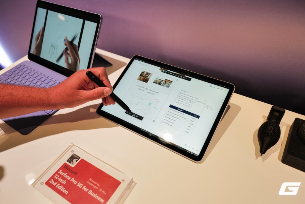 Surface Pro được sử dụng như bảng vẽ với chân đế phía sau