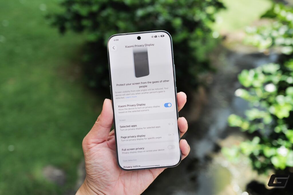 Cận cảnh màn hình Xiaomi 18 Pro trong quá trình đánh giá chất lượng hiển thị