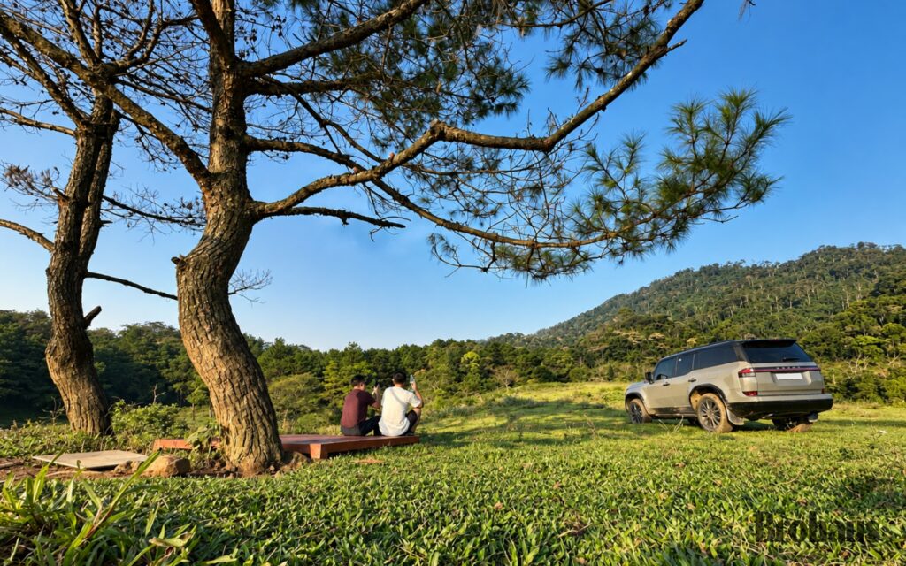 Đoạn đường đá hẹp dẫn lên đỉnh Viên Nam
