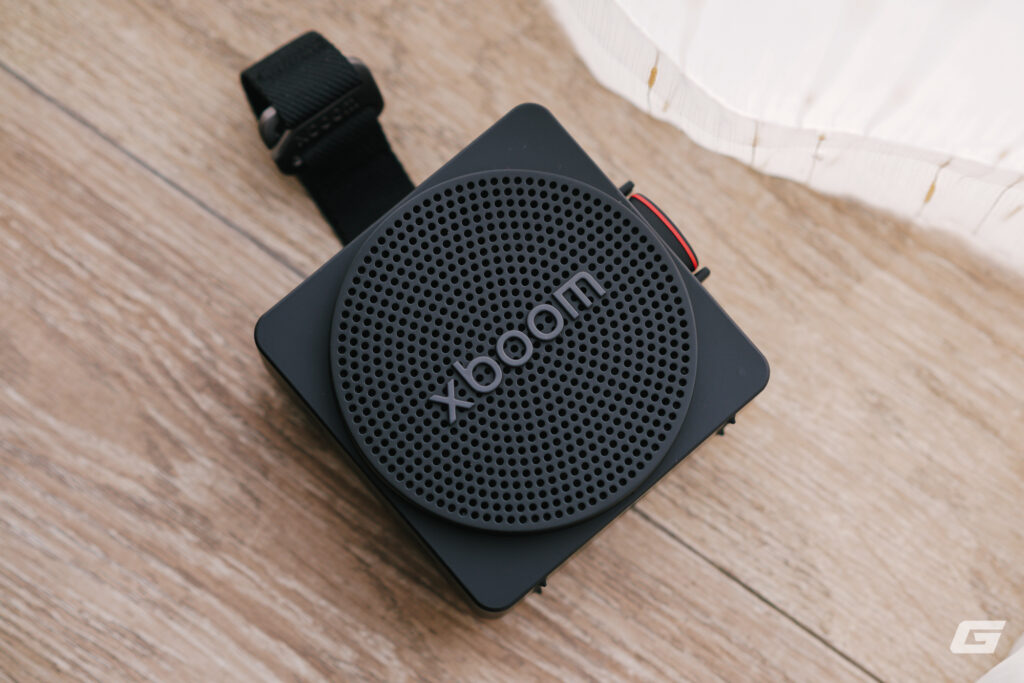 Loa LG xboom Mini màu đen có thiết kế vuông nhỏ gọn