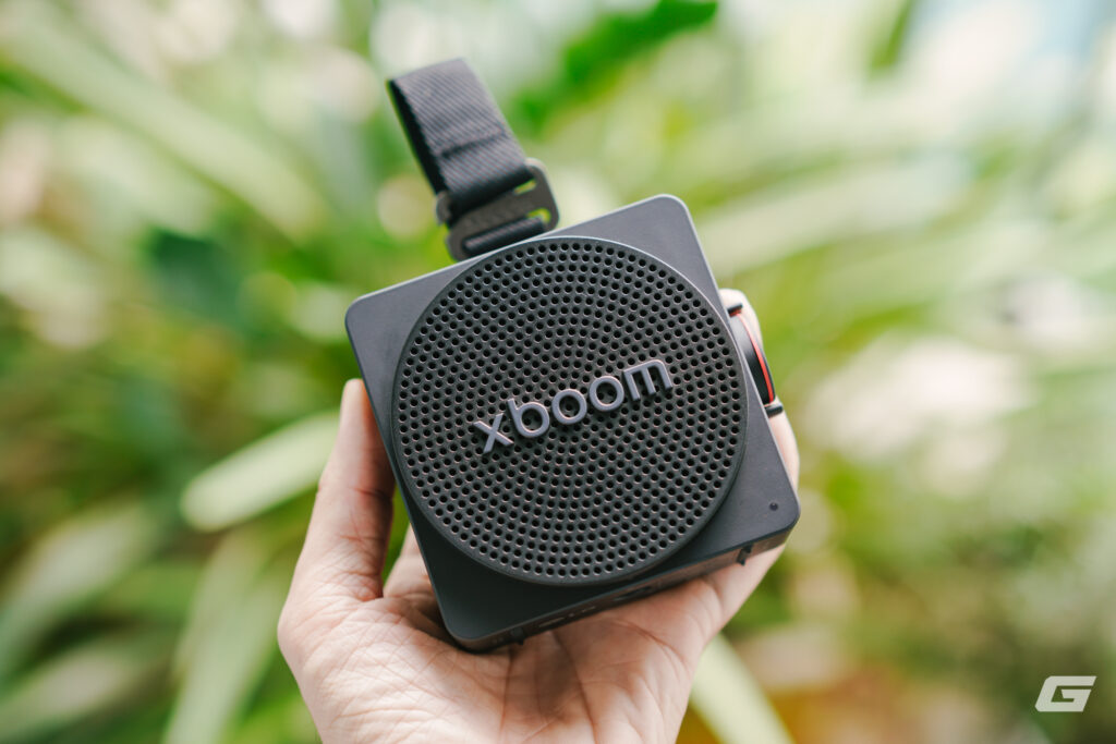 Dây treo vải và móc khóa trên đỉnh loa LG xboom Mini