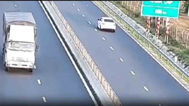 Khu vực trạm thu phí trên cao tốc với các làn xe