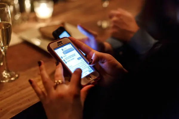 Minh họa các tin nhắn trao đổi qua ứng dụng WhatsApp