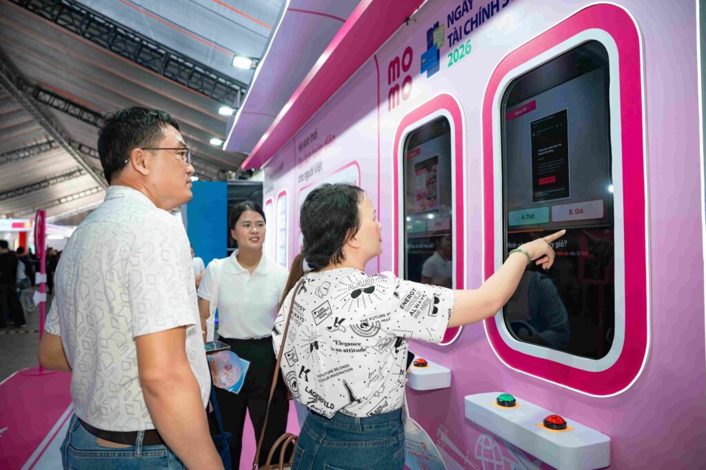Người dùng trải nghiệm giải pháp thanh toán số tại sự kiện