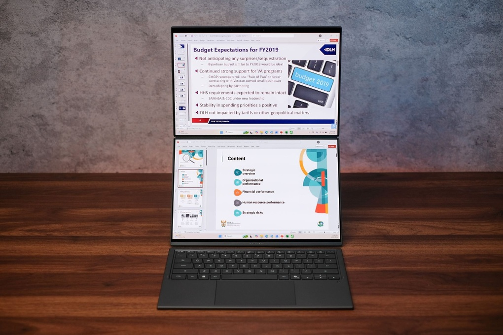 ASUS Zenbook DUO 2026 mở ở chế độ hai màn hình