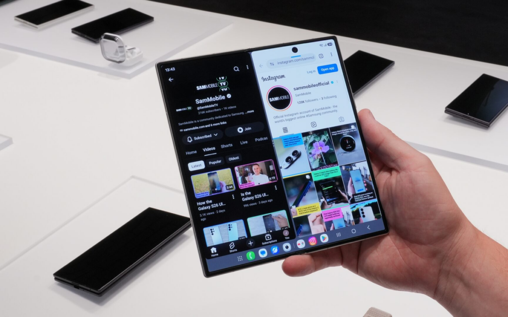 Galaxy Z Fold8 Ultra mở phẳng với màn hình lớn hiển thị giao diện làm việc