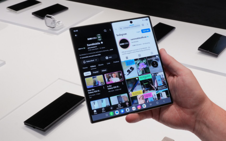 Galaxy Z Fold8 Ultra mở phẳng với màn hình lớn hiển thị giao diện làm việc