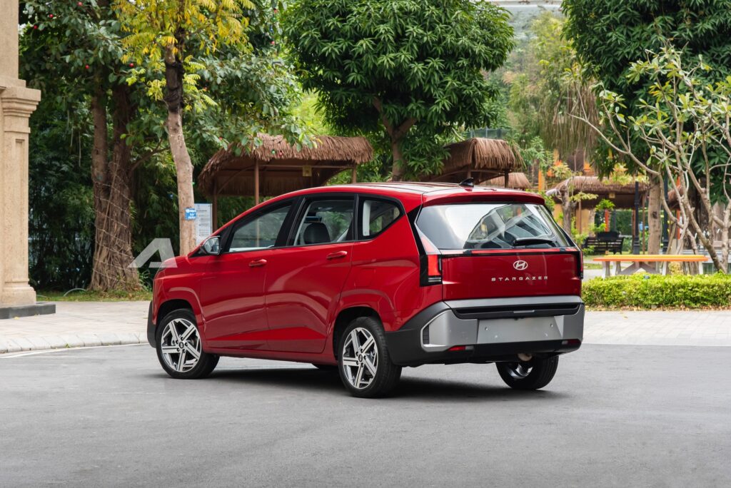 Khoang cabin Hyundai Stargazer với hệ thống đèn viền nội thất