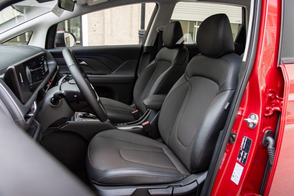 Hyundai Stargazer di chuyển trên tuyến đường dài