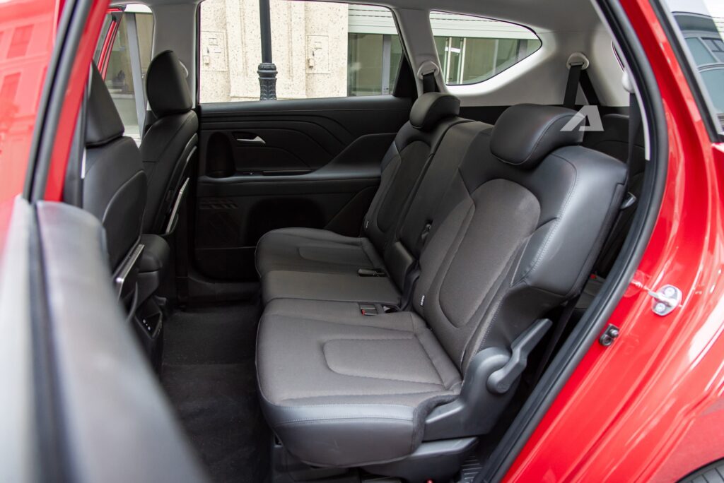 Gia đình sử dụng Hyundai Stargazer trong chuyến đi cuối tuần