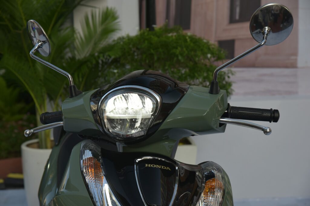 Chi tiết logo và mâm xe trên Honda SH Mode 2026