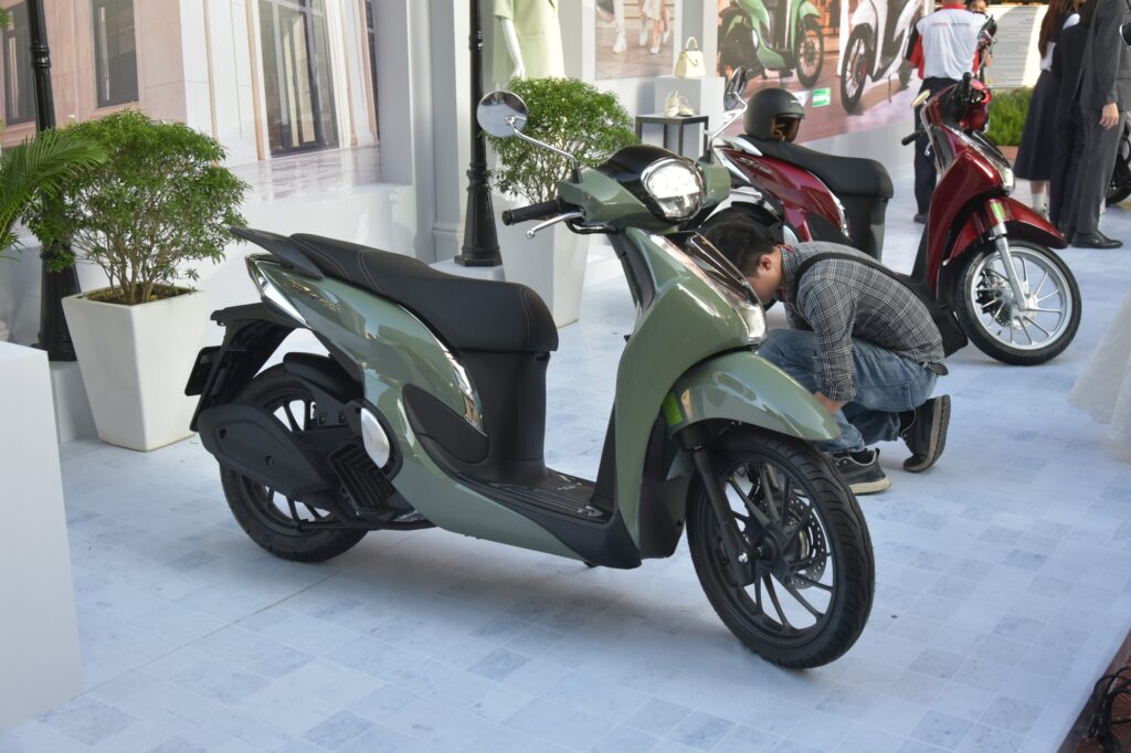 Honda SH Mode phiên bản Đặc biệt với màu xanh lá và đen