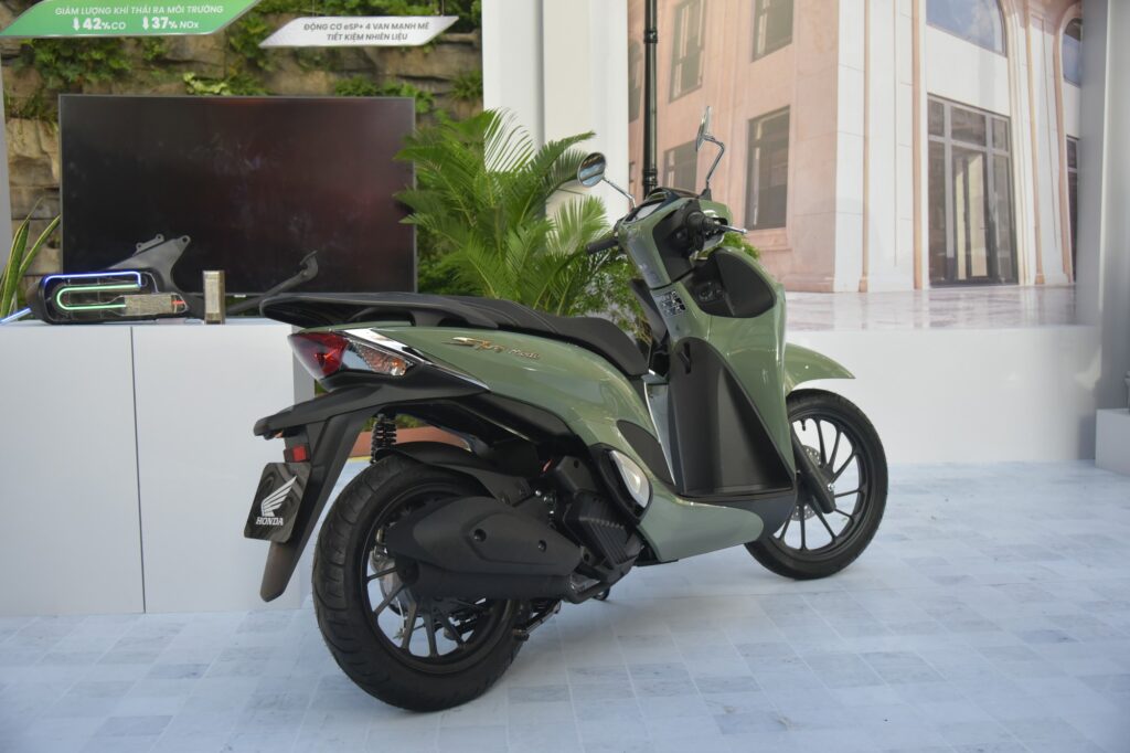 Honda SH Mode phiên bản Cao cấp nhìn từ góc nghiêng