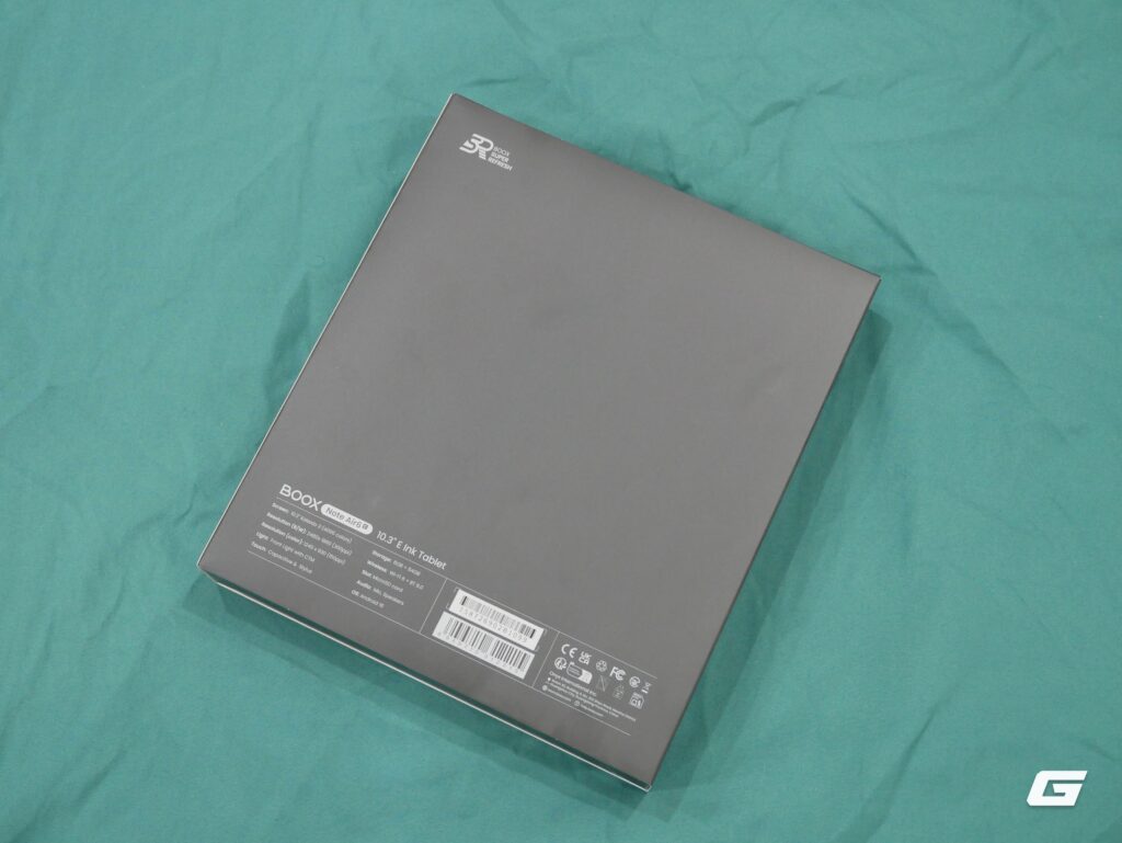 Các phụ kiện đi kèm Boox Note Air6 C được xếp trong từng ngăn