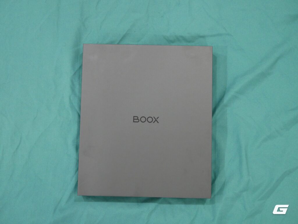 Cạnh bên Boox Note Air6 C với cổng USB-C, loa và khay microSD