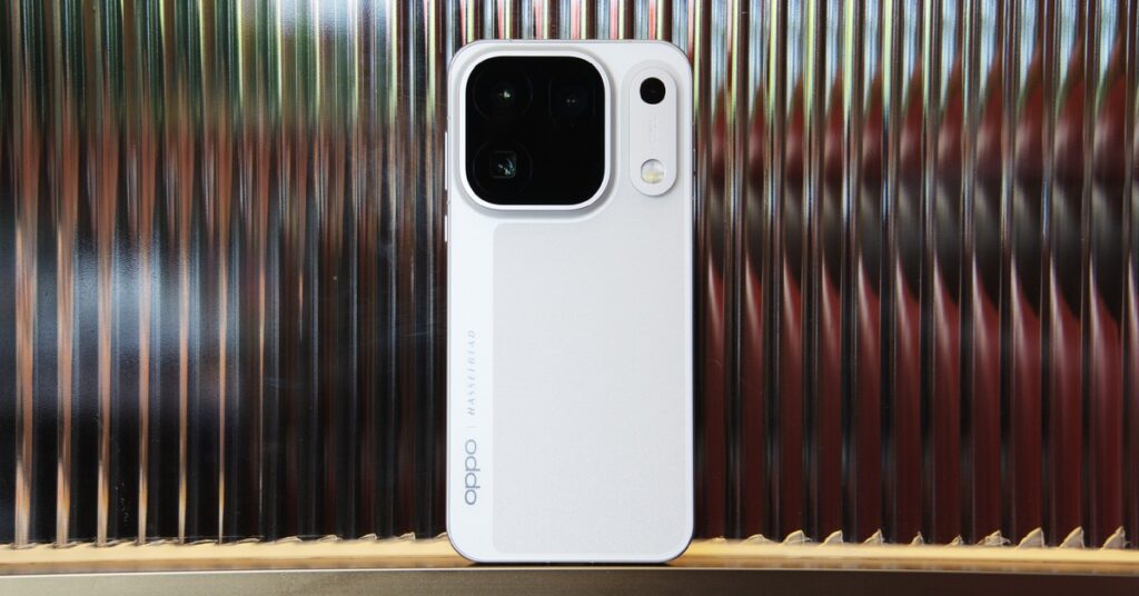 Ba mẫu OPPO Find X10E, Find X10 và Find X10 Pro Max trong sự kiện ra mắt