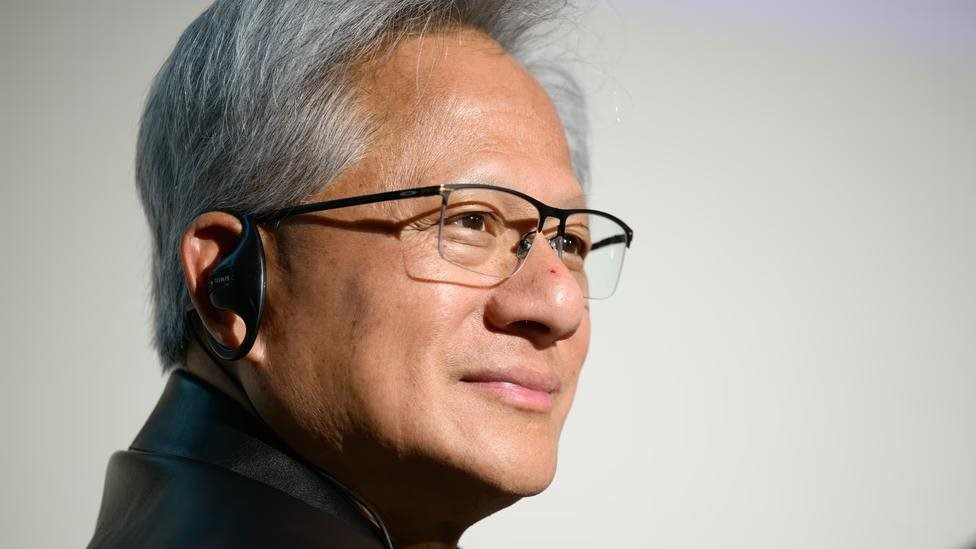 Jensen Huang trao đổi với khán giả trong một chương trình công nghệ