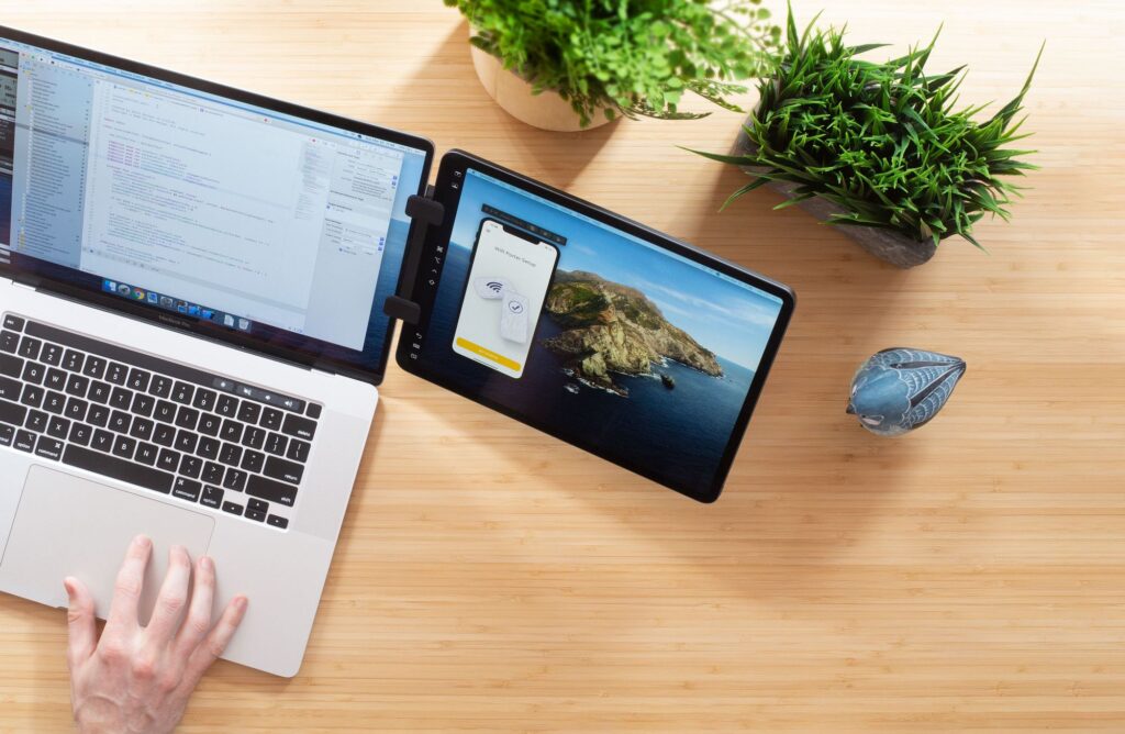 Bàn phím rời được đặt trên màn hình dưới của laptop