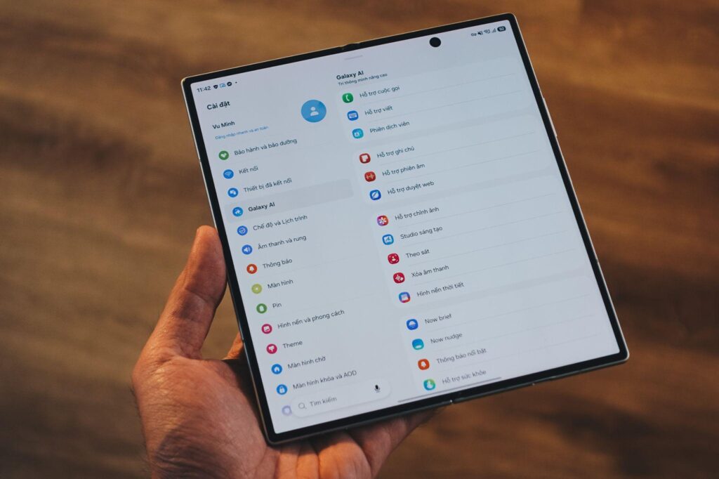 Người dùng tương tác với trợ lý AI trên màn hình điện thoại Galaxy