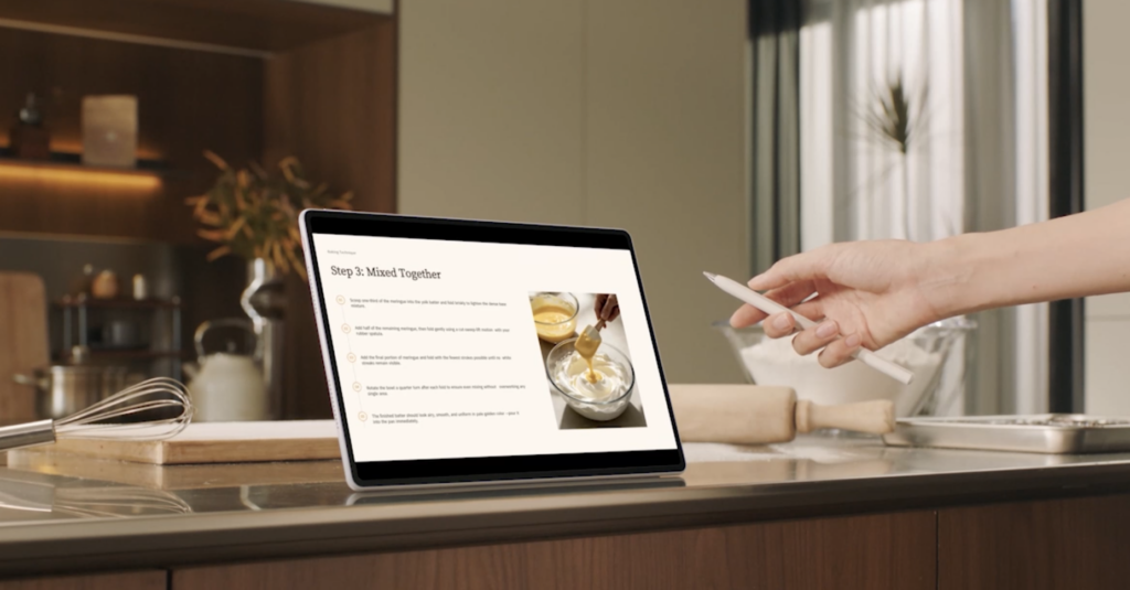 Màn hình MatePad Air hiển thị giao diện làm việc với ứng dụng văn phòng