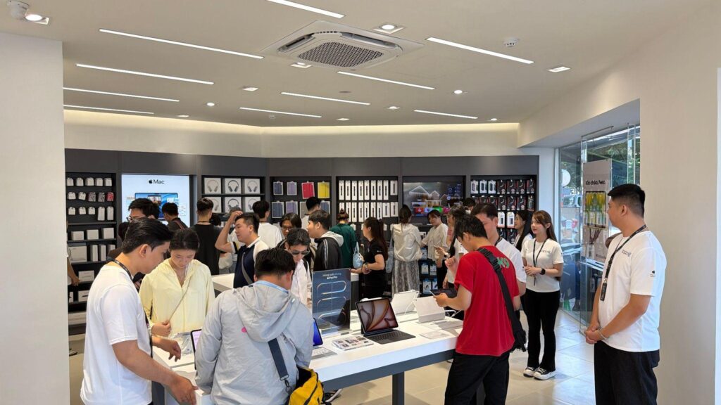 Khách hàng trải nghiệm iPhone tại không gian cửa hàng TopZone