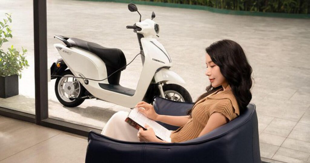 Người dùng điều khiển xe máy điện bằng ứng dụng trên điện thoại